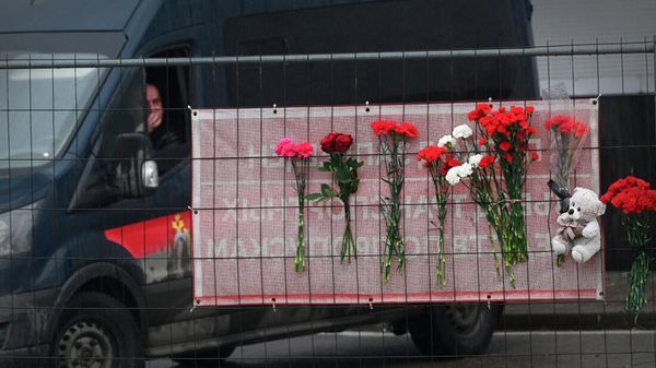 Фото: цветы жертвам теракта в Крокус-сити
Фото: цветы жертвам теракта в Крокус-сити