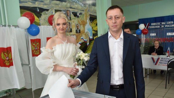 Фото: молодожены Сергей и Виктория Елисеевы голосуют за президента России
Фото: молодожены Сергей и Виктория Елисеевы голосуют за президента России