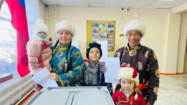Фото: семья на избирательном участке в Тыве, выборы президента РФ 2024 Фото: семья на избирательном участке в Тыве, выборы президента РФ 2024