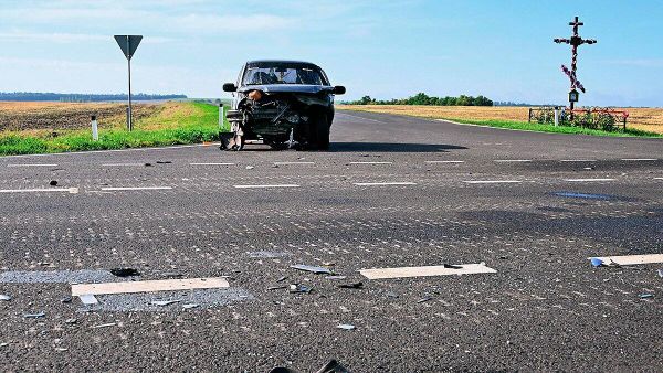 Фото: Атакованный дроном гражданский автомобиль на трассе между Курском и Суджей, 8 августа 2024 года
Фото: Атакованный дроном гражданский автомобиль на трассе между Курском и Суджей, 8 августа 2024 года