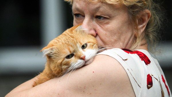 Фото: Жительница Курской области со спасенным питомцем
Фото: Жительница Курской области со спасенным питомцем