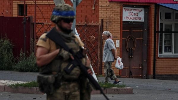 Фото: Украинский военный и местная жительница на улице города Суджи, Курская область. 16 августа 2024 года
Фото: Украинский военный и местная жительница на улице города Суджи, Курская область. 16 августа 2024 года