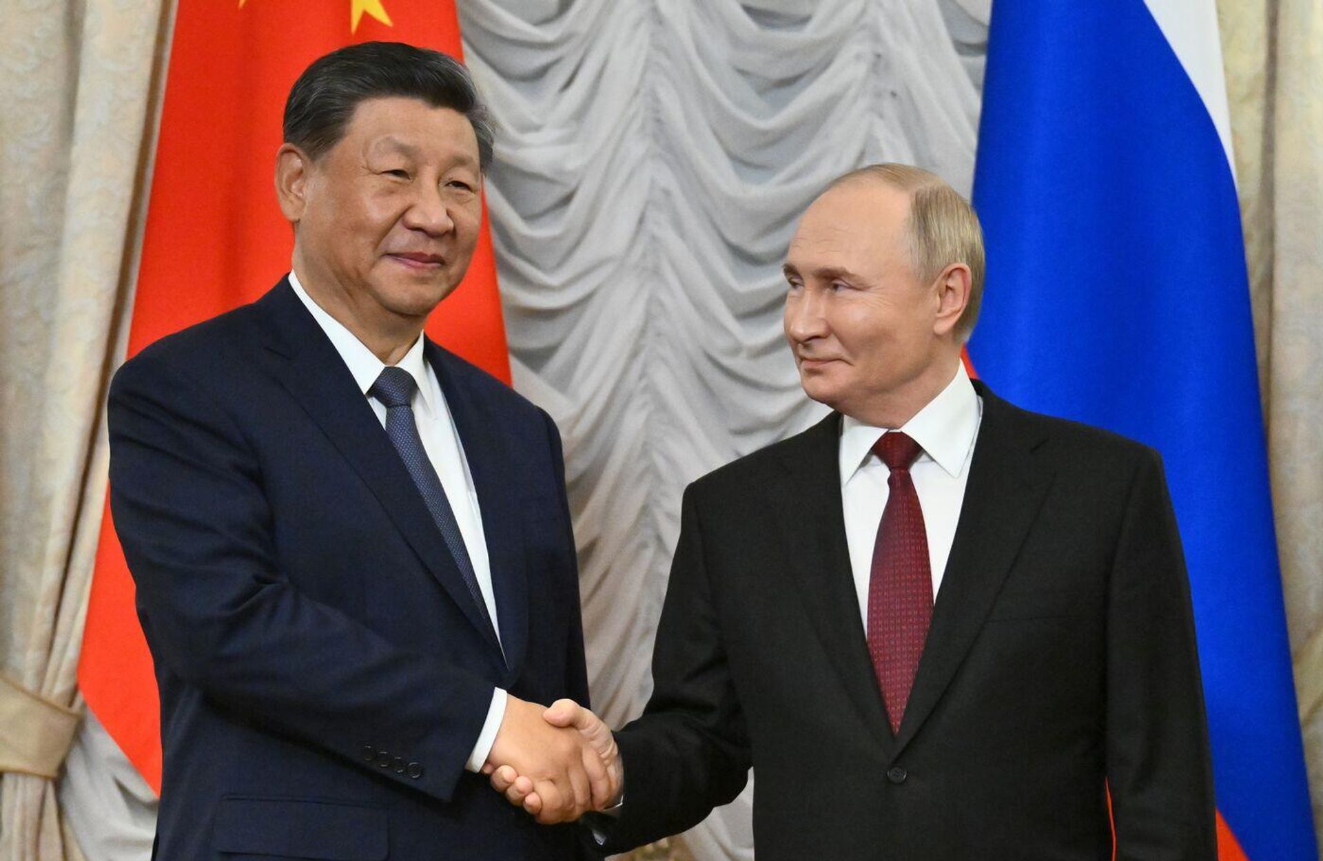 Президент РФ Владимир Путин и председатель КНР Си Цзиньпин во время встречи в рамках XVI саммита БРИКС в Казани.
Cобытие: XVI саммит БРИКС. Встреча президента РФ Владимира Путина и председателя КНР Си Цзиньпина
 - РИА Новости, 1920, 11.03.2025