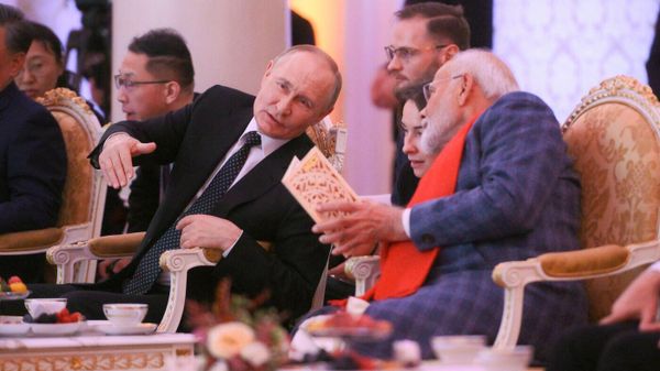 Президент РФ Владимир Путин и председатель КНР Си Цзиньпин во время встречи в рамках XVI саммита БРИКС в Казани.
Cобытие: XVI саммит БРИКС. Концерт и неформальный обед глав делегаций стран БРИКС
Президент РФ Владимир Путин и председатель КНР Си Цзиньпин во время встречи в рамках XVI саммита БРИКС в Казани.
Cобытие: XVI саммит БРИКС. Концерт и неформальный обед глав делегаций стран БРИКС