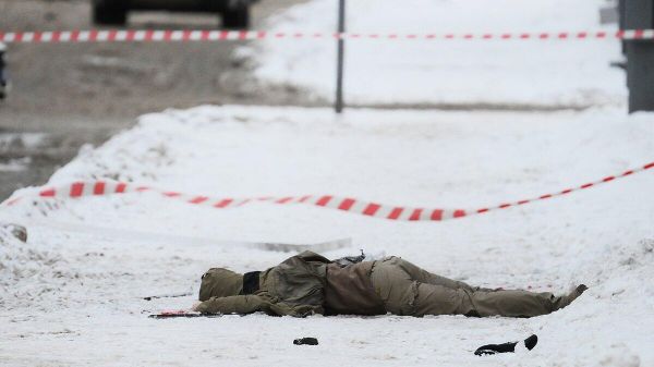 Фото: Тело погибшего в результате взрыва около жилого дома на Рязанском проспекте в Москве
Фото: Тело погибшего в результате взрыва около жилого дома на Рязанском проспекте в Москве