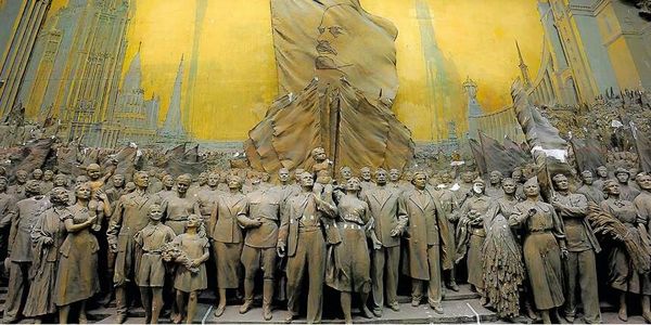 Горельеф Знаменосцу мира, советскому народу — слава! на ВДНХ