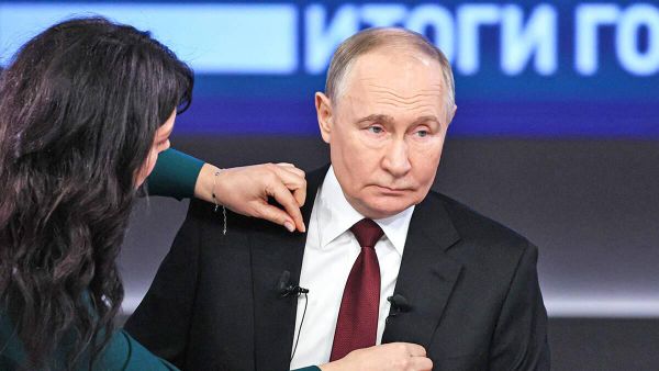 Фото: zpravda.ru приготовления Владимира Путина перед прямой линией Фото: zpravda.ru приготовления Владимира Путина перед прямой линией