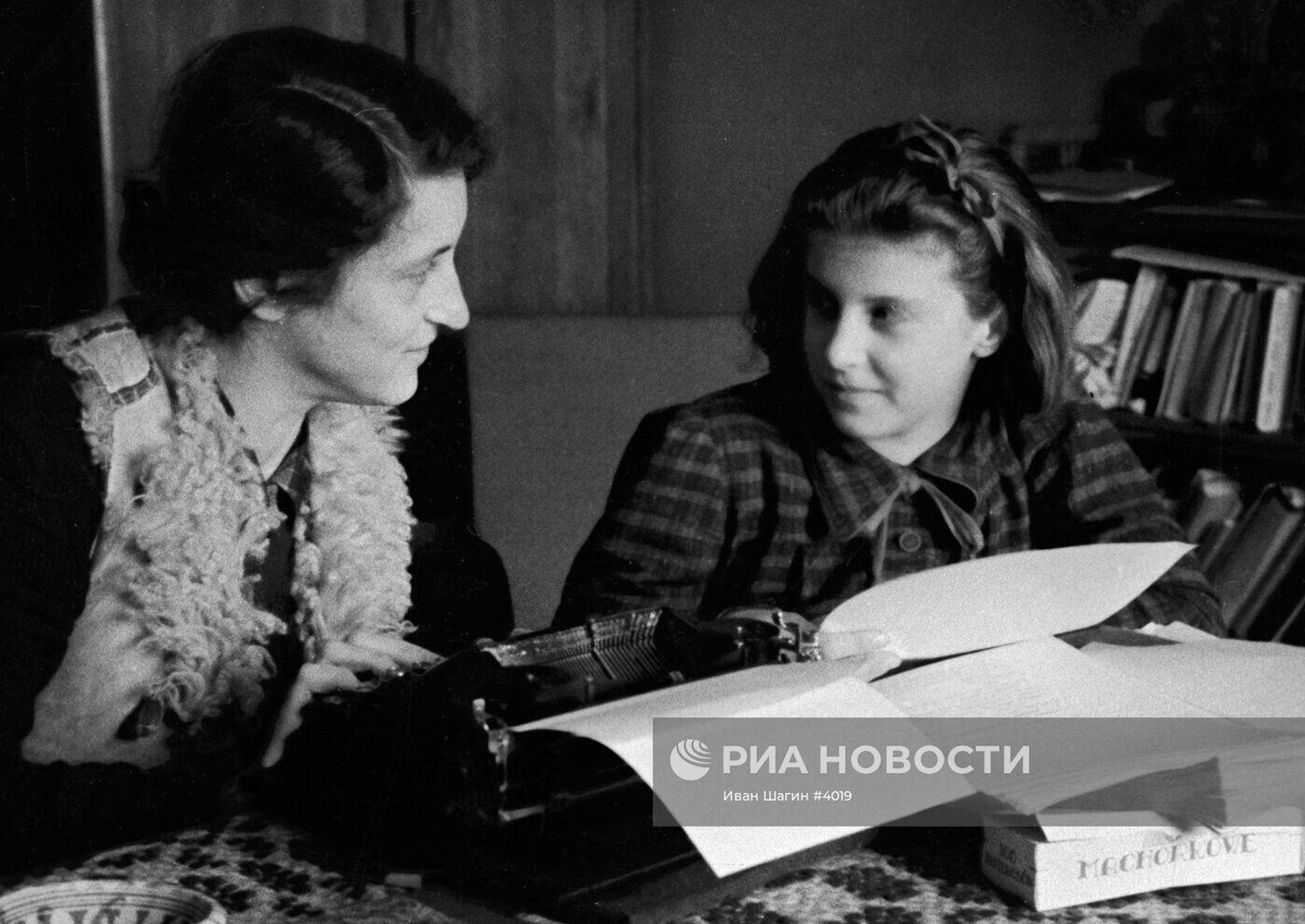 Ванда Василевская с дочерью Эвой Ванда Василевская с дочерью Эвой - РИА Новости, 1920, 12.05.2026