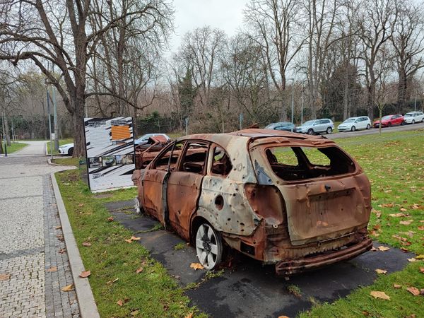 Сгоревшее авто из Украины с информационной табличкой Сгоревшее авто из Украины с информационной табличкой