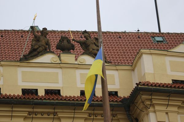 Украинский флаг на административном здании в Праге Украинский флаг на административном здании в Праге