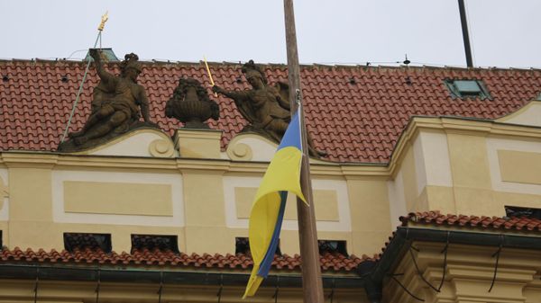 Украинский флаг на административном здании в Праге