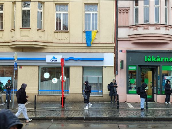 Украинский флаг в окне многоквартирного дома Украинский флаг в окне многоквартирного дома