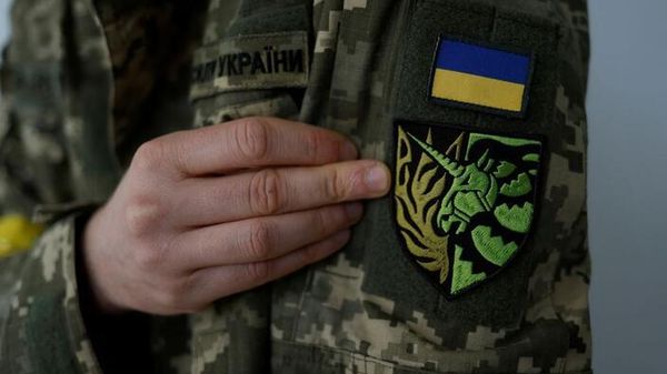 Военнослужащая теробороны ВСУ Антонина Романова демонстрирует свой шеврон Военнослужащая теробороны ВСУ Антонина Романова демонстрирует свой шеврон
