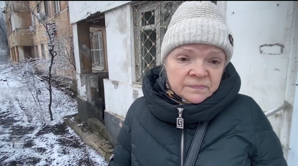 Жительница Украинска: вээсушники бросили гранату в подвал с мирными Жительница Украинска: вээсушники бросили гранату в подвал с мирными
