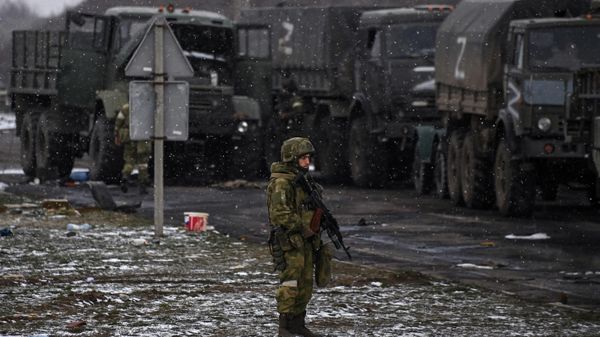 Колонна российской военной техники на шоссе в окрестностях Херсона