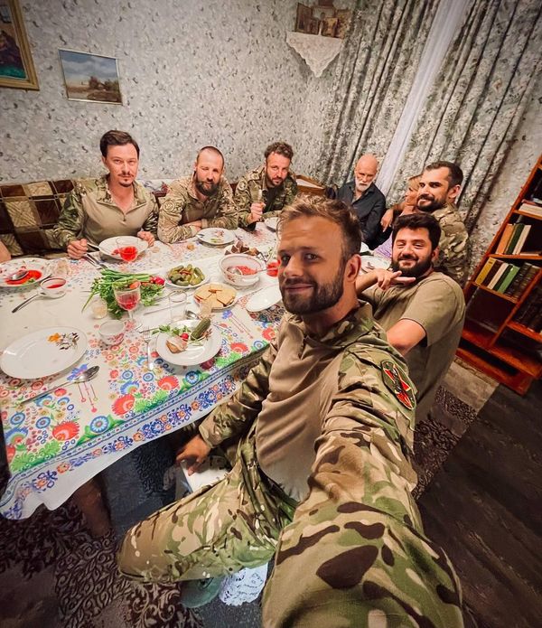 Актеры в перерыве между съемками