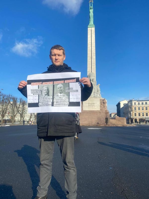 Андрей Пагор в одиночном пикете за освобождение политузниц Светланы Николаевой и Елены Крейле Андрей Пагор в одиночном пикете за освобождение политузниц Светланы Николаевой и Елены Крейле