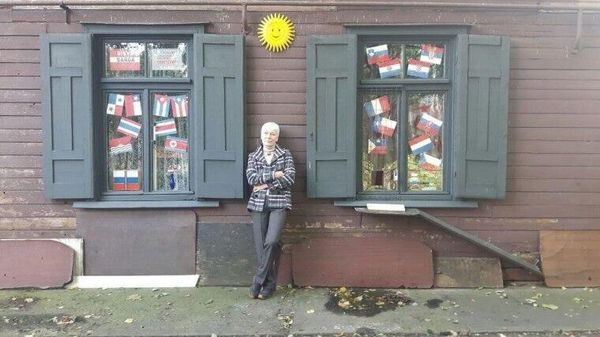 Елена Крейле и инсталляция в окнах ее дома, за которую она получила 5 лет тюрьмы Елена Крейле и инсталляция в окнах ее дома, за которую она получила 5 лет тюрьмы