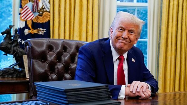 Дональд Трамп в Овальном кабинете Дональд Трамп в Овальном кабинете