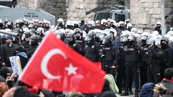Акция в поддержку арестованного мэра Стамбула Имамоглу Акция в поддержку арестованного мэра Стамбула Имамоглу