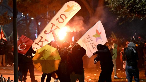Протесты в связи с задержанием мэра Стамбула Имамоглу Протесты в связи с задержанием мэра Стамбула Имамоглу
