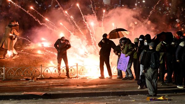 Протесты в связи с задержанием мэра Стамбула Имамоглу Протесты в связи с задержанием мэра Стамбула Имамоглу