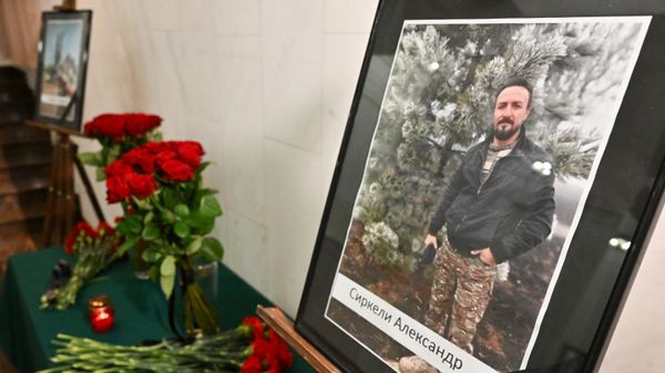 Цветы в память о погибших в ЛНР журналистах Цветы в память о погибших в ЛНР журналистах