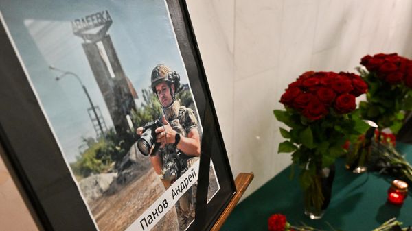 Цветы в память о погибших в ЛНР журналистах Цветы в память о погибших в ЛНР журналистах