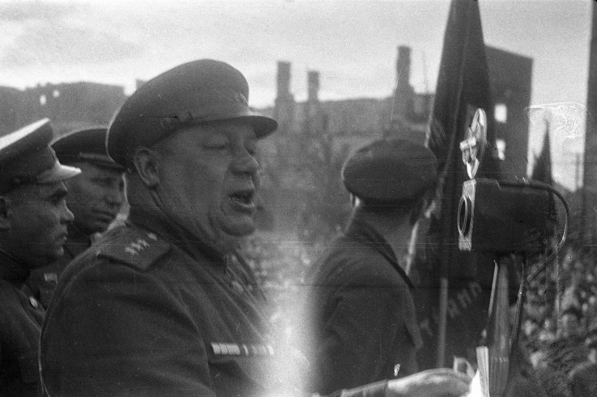 Командующий Южным фронтом генерал-полковник Фёдор Толбухин выступает на митинге, посвященном освобождению Донбасса - РИА Новости, 1920, 20.10.2026
