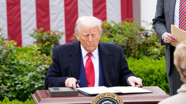 Президент США Трамп объявил о введении пошлин на продукцию других стран
