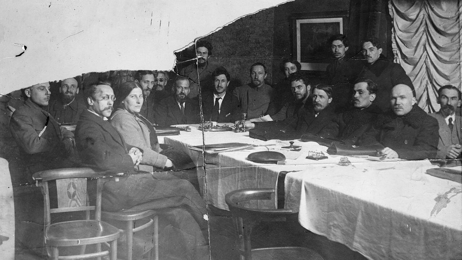 Серафима Гопнер среди руководителей КП(б)У в 1919 году Серафима Гопнер среди руководителей КП(б)У в 1919 году - РИА Новости, 1920, 07.04.2025
