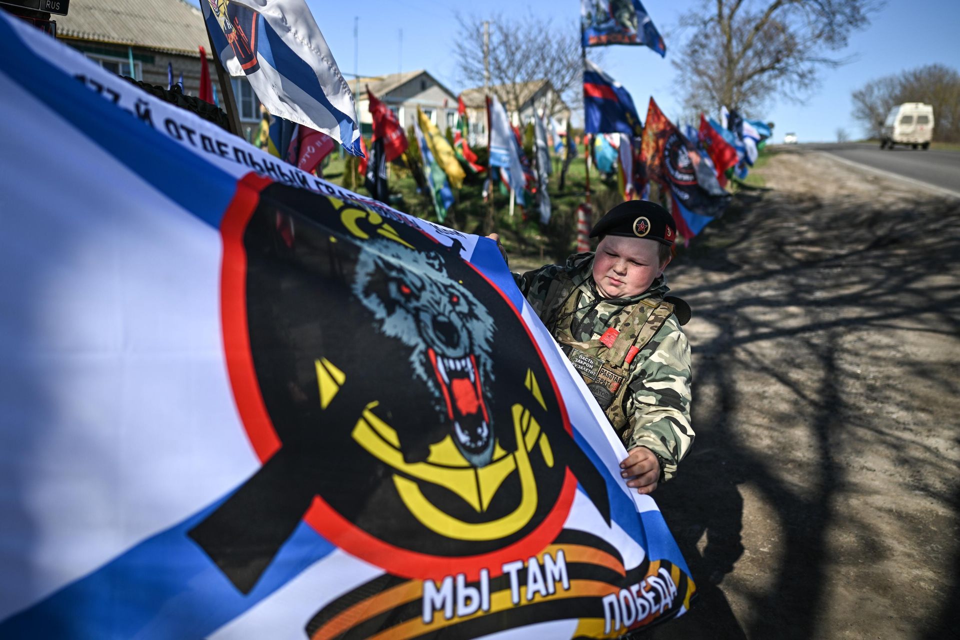 Мальчик из Курской области каждый день приветствует российских военных - РИА Новости, 1920, 11.04.2025