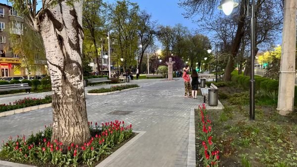 Вечерний Донецк накануне Пасхи 2025 года