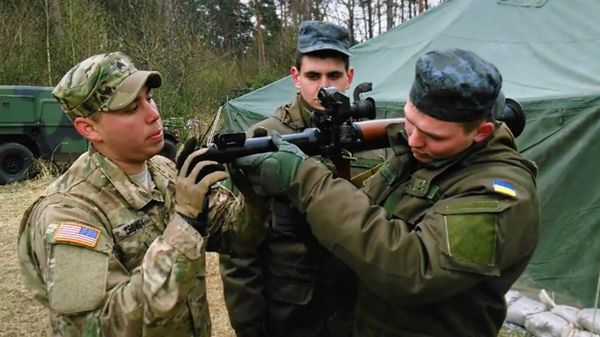 НАТО обучает украинских солдат НАТО обучает украинских солдат