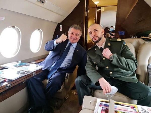 Министр МВД Украины Арсен Аваков везет победителя Маркива в Киев