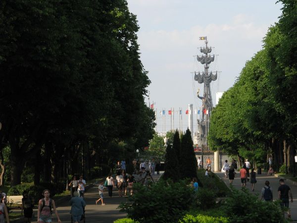 Вид на памятник Петру I работы Зураба Церетели из парка Горького Вид на памятник Петру I работы Зураба Церетели из парка Горького