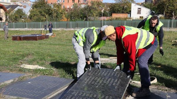 Демонтаж памятников на Украине Демонтаж памятников на Украине