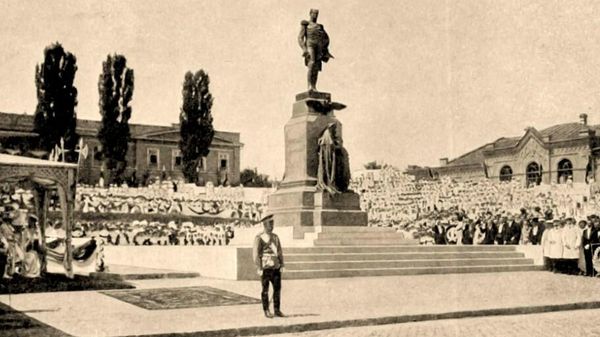 Церемония открытия памятника Александру I в Кишинёве 3 июня 1914 года. На снимке — император Николай II.