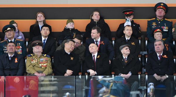 Президент РФ В. Путин и иностранные лидеры на военном параде в честь 80-летия Победы