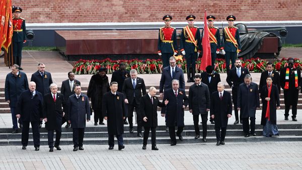Церемония возложения цветов к Могиле Неизвестного солдата