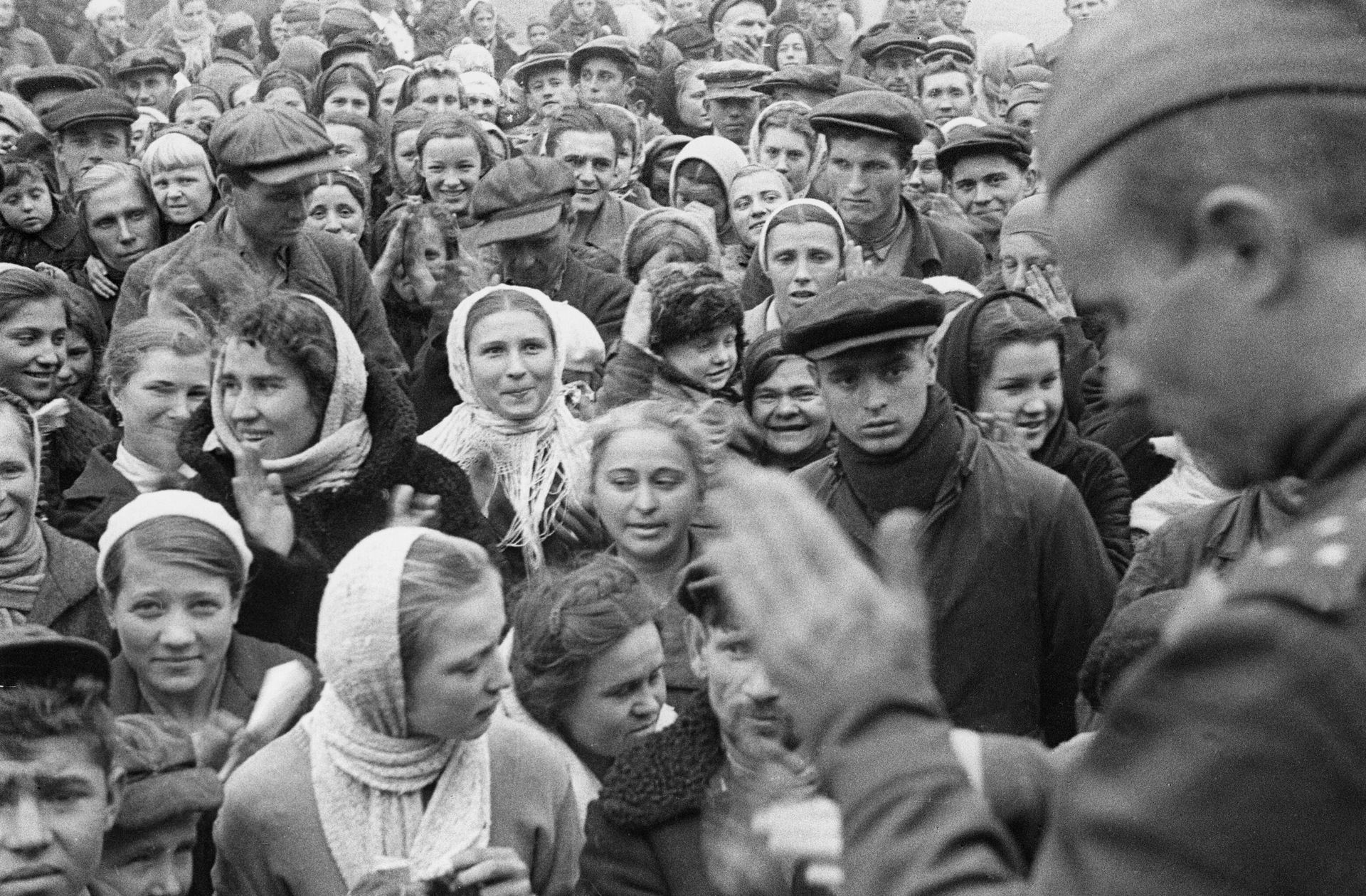 Полтавско-Кременчугская фронтовая наступательная операция. Встреча советских бойцов Степного фронта с жителями освобожденной Полтавы. - РИА Новости, 1920, 19.05.2025
