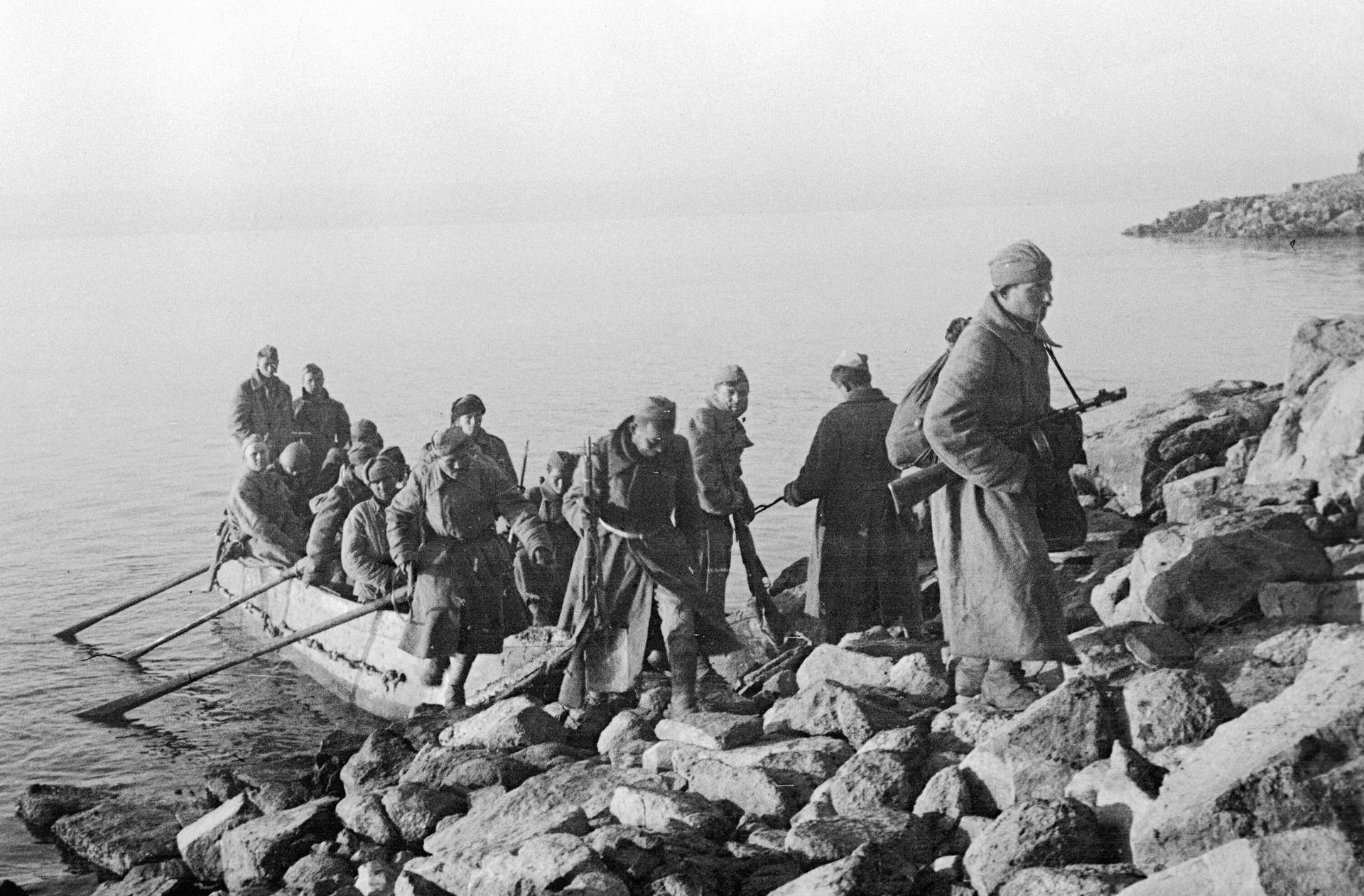 Днепровская воздушно-десантная операция (Букринский десант) по высадке воздушного десанта в тыл немецких войск в ходе битвы за Днепр. Десант советских воинов переправляется через Днепр, продолжая борьбу за расширение плацдармов. Высадка десанта на Днепре в районе Меловой горы, близ деревни Малиновка - РИА Новости, 1920, 19.05.2025