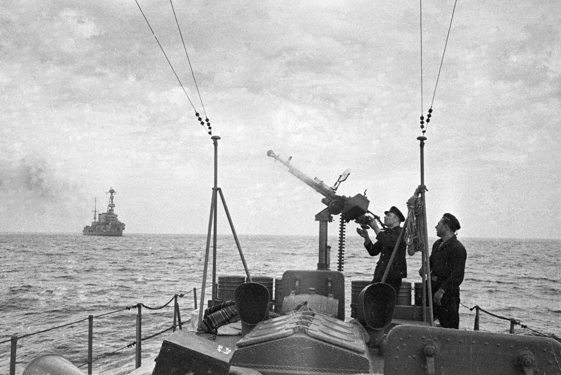 Оборона Одессы. Моряки Черноморского флота у зенитного пулемета ДШК на защите одесского неба Оборона Одессы. Моряки Черноморского флота у зенитного пулемета ДШК на защите одесского неба - РИА Новости, 1920, 19.05.2025