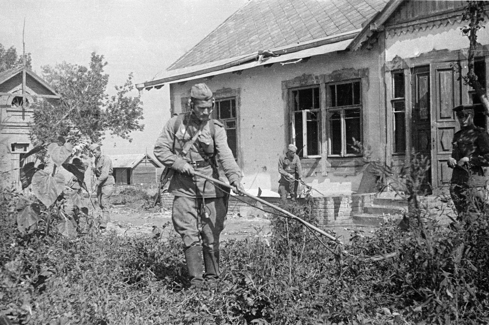 Белгородско-Харьковская стратегическая наступательная операция Румянцев. Саперы Степного фронта ведут работу по гуманитарному разминированию освобожденных территорий Белгородско-Харьковская стратегическая наступательная операция Румянцев. Саперы Степного фронта ведут работу по гуманитарному разминированию освобожденных территорий - РИА Новости, 1920, 19.05.2025