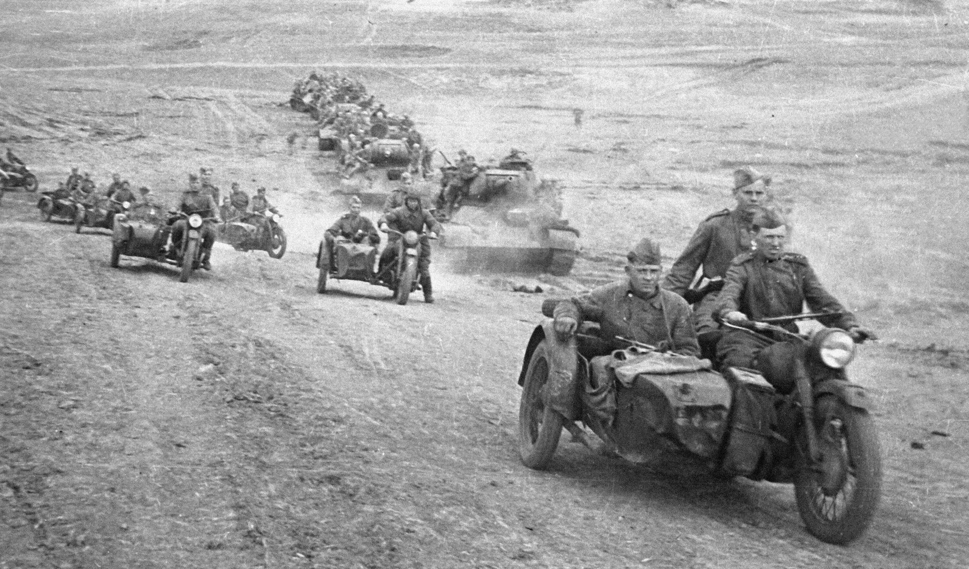 Взвод советских мотоциклистов на мотоциклах М-72 и советские танки Т-34-85 с десантом одного из механизированных корпусов идут в бой за станцию Раздельная в Одесской области Взвод советских мотоциклистов на мотоциклах М-72 и советские танки Т-34-85 с десантом одного из механизированных корпусов идут в бой за станцию Раздельная в Одесской области - РИА Новости, 1920, 21.05.2025
