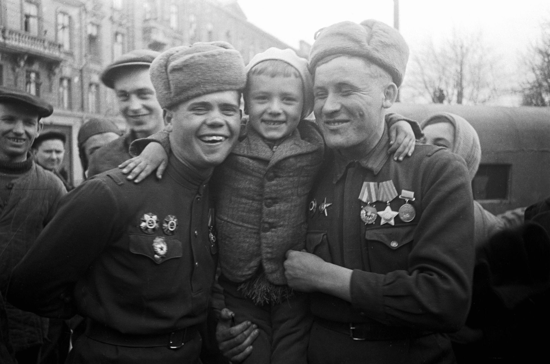 Советские воины-орденоносцы, участники боев за освобождение Одессы держат на плечах юного одессита. На снимке - военнослужащие отдельной армейской разведывательной роты 6-й армии 3-го Украинского фронта: разведчик ефрейтор Михаил Сысоев (справа) и командир разведывательного взвода лейтенант Андрей Васильков (слева) Советские воины-орденоносцы, участники боев за освобождение Одессы держат на плечах юного одессита. На снимке - военнослужащие отдельной армейской разведывательной роты 6-й армии 3-го Украинского фронта: разведчик ефрейтор Михаил Сысоев (справа) и командир разведывательного взвода лейтенант Андрей Васильков (слева) - РИА Новости, 1920, 21.05.2025