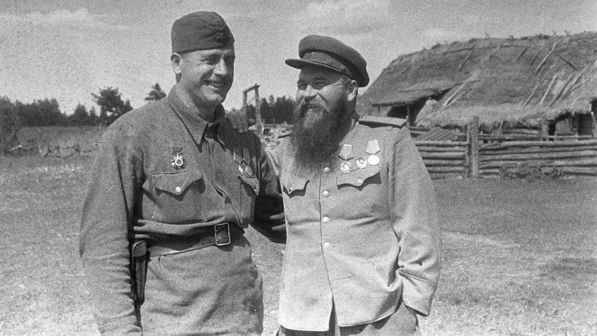 Командир соединения 1-й Украинской партизанской дивизии имени дважды Героя Советского Союза Сидора Ковпака генерал-майор Петр Петрович Вершигора (справа) и командир полка Давид Ильич Бакрадзе (слева) принимают поздравления с присвоением им 7 августа 1944 года звания Героев Советского Союза Командир соединения 1-й Украинской партизанской дивизии имени дважды Героя Советского Союза Сидора Ковпака генерал-майор Петр Петрович Вершигора (справа) и командир полка Давид Ильич Бакрадзе (слева) принимают поздравления с присвоением им 7 августа 1944 года звания Героев Советского Союза - РИА Новости, 1920, 22.05.2025