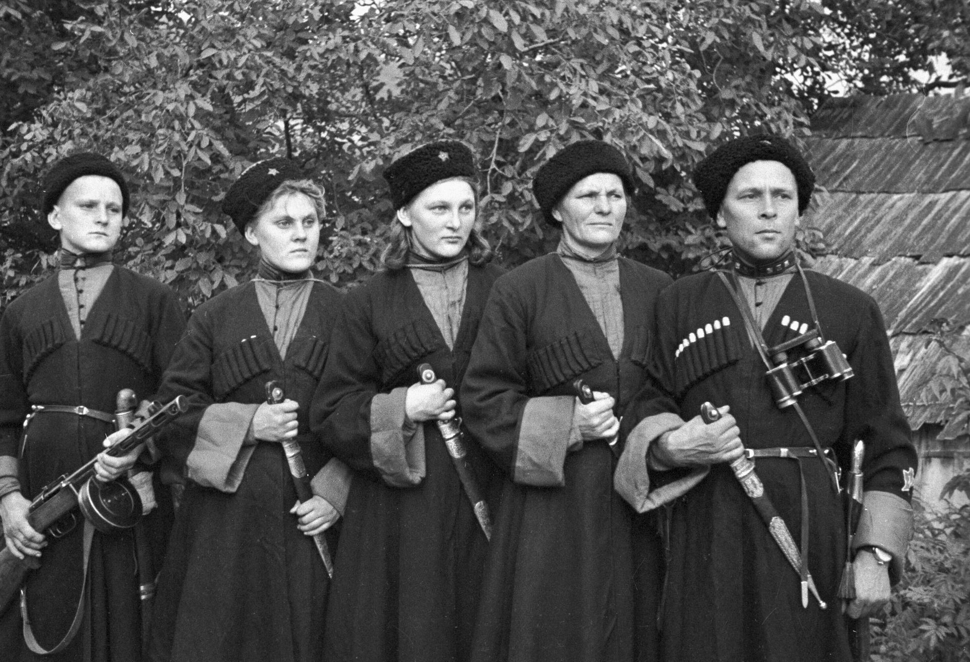 Семья Гордея Кириченко, добровольно вступившая в казачий полк. Справа налево: гвардии политрук пулеметного эскадрона Гордей Зубенко, его жена Евдокия - повар эскадрона, дочь Наталия - пулеметчица, дочь Нинель - санинструктор эскадрона и сын Александр - пулеметчик - РИА Новости, 1920, 23.05.2025