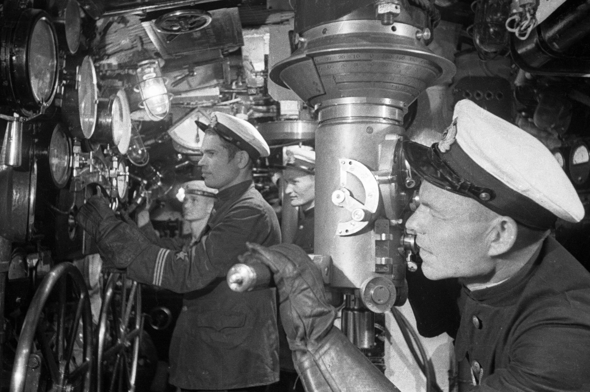 Советская подводная лодка преследует немецкие корабли у берегов Одессы в Черном море - РИА Новости, 1920, 23.05.2025
