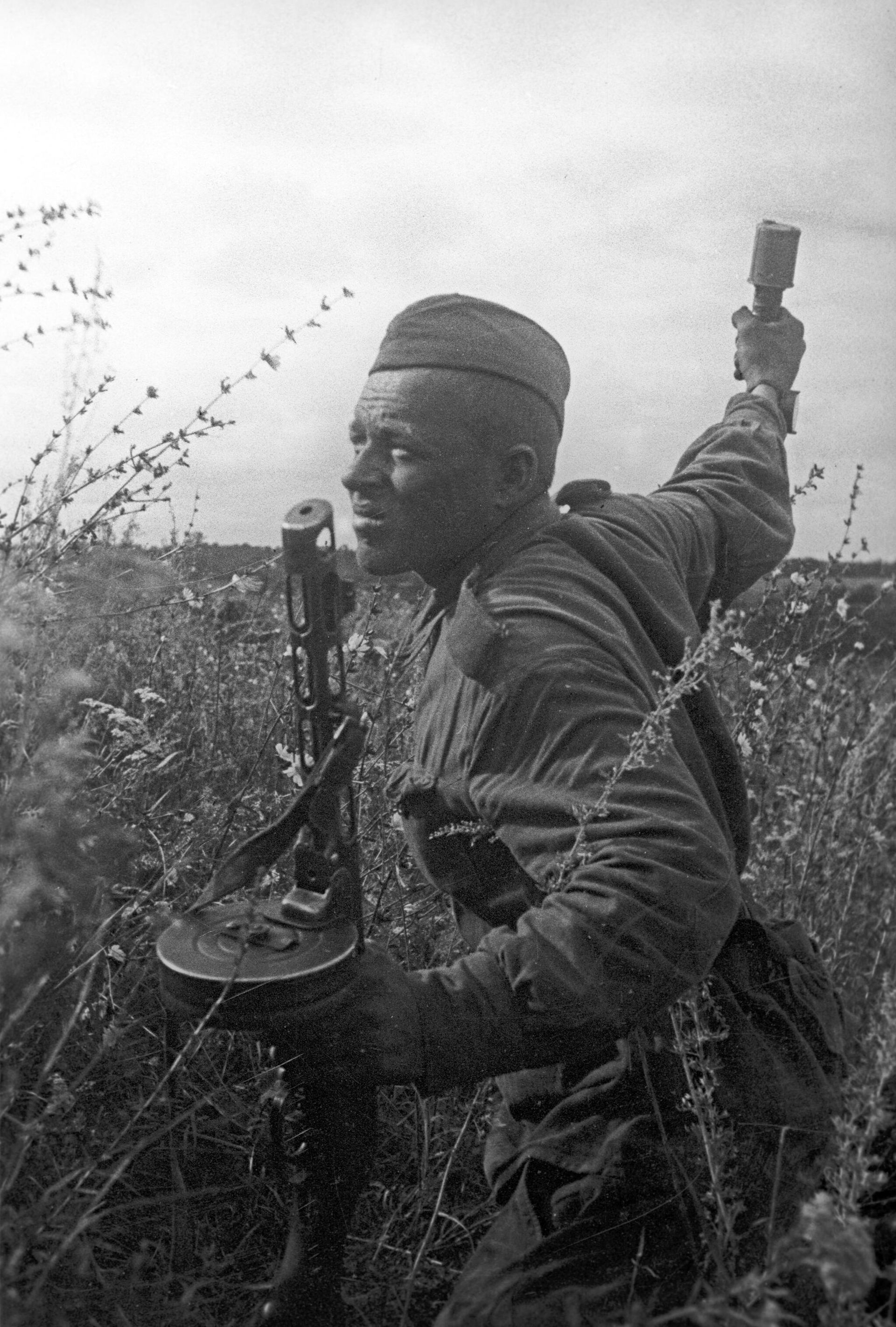 Битва за Донбасс. Гвардии сержант Юго-Западного фронта И. Дыбован уничтожает гранатой немецкого снайпера Битва за Донбасс. Гвардии сержант Юго-Западного фронта И. Дыбован уничтожает гранатой немецкого снайпера - РИА Новости, 1920, 23.05.2025